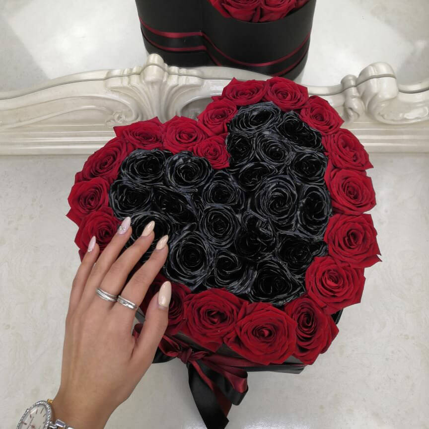 Черные розы с окантовкой (сердце) за 10 790 руб. | Бесплатная доставка  цветов по Москве